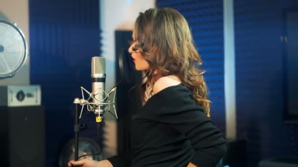 Mädchen Das Einem Studio Ans Mikrofon Singt Weibliche Stimme — Stockvideo