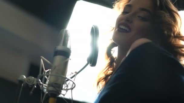 在录音室唱歌的女人拥有美丽脸蛋和嘴唇的女人的相貌 — 图库视频影像