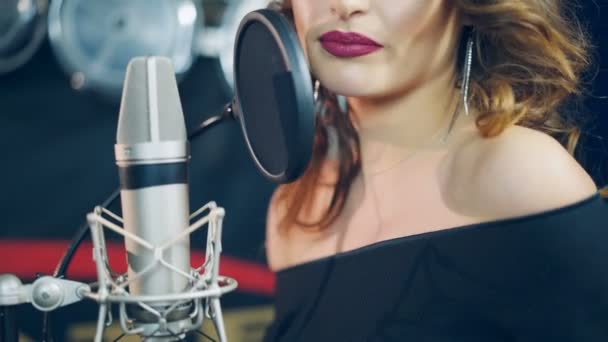 专业音乐家在录音室录制新歌或专辑 在录音室唱歌的妇女 — 图库视频影像