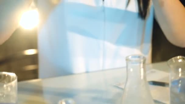 女科学家将两种液体物质混合在一起 实验室检查 — 图库视频影像