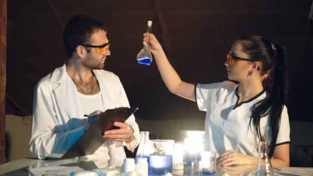 Expériences Laboratoire Chimie Les Chimistes Examinent Fiole Avec Liquide Concept — Video