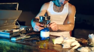 Uyuşturucu yapma. Sosyal sorunları uyuşturucu bağımlılığı ve suç kavramı.