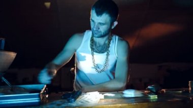 Yeni toplu çanta ilaçların daha fazla sokak dağıtım için pişmiş yeraltı laboratuvarda.