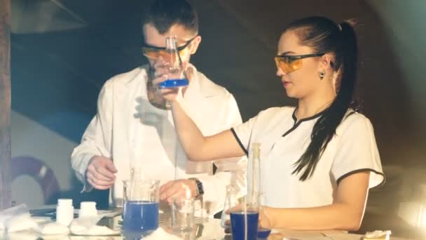 Chemie Studenten Bezig Met Een Experiment Samen Universiteit Onderzoek Chemische — Stockvideo