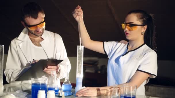 Två Forskare Att Arbeta Laboratoriet Provning Kemikalier Vetenskapliga Upptäckter — Stockvideo