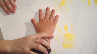 El yapımı çocuk kağıda yazdırır. Erken çocukluk eğitimi. Küçük ressam.