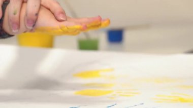 El yapımı çocuk kağıda yazdırır. Erken çocukluk eğitimi. Küçük ressam.
