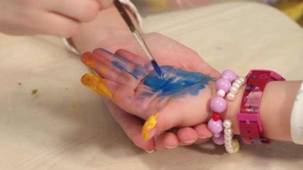 Αστείο Παιδί Χρωματίζει Χέρια Του Χρώμα Μωρό Καλλιτέχνης Καλλιτέχνης Βρώμικο — Αρχείο Βίντεο