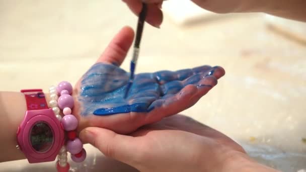 Kind Von Hand Mit Bunter Farbe Bemalt Frühkindliche Bildung Kleiner — Stockvideo