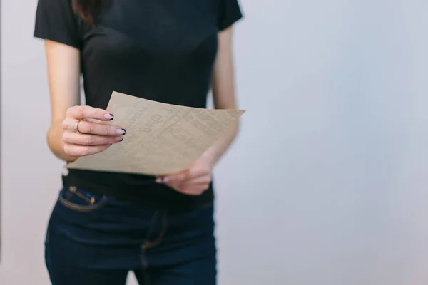 Lettera Nelle Mani Una Giovane Ragazza Uno Sfondo Bianco Nello — Foto Stock