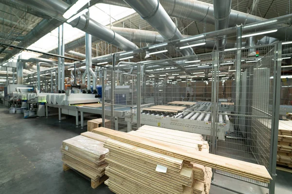 寄木細工掲示板の製造技術 寄木細工の床の中の生産のための工場 — ストック写真