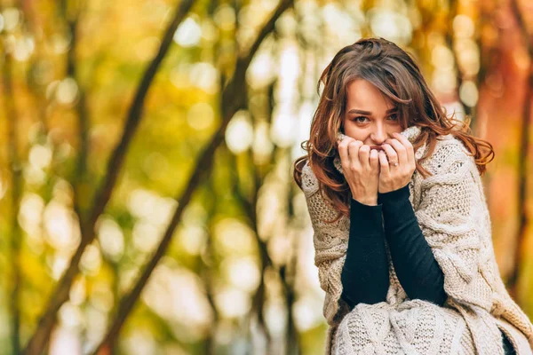 Hermosa Mujer Cárdigan Punto Toca Cuello Por Sus Manos Parque — Foto de Stock