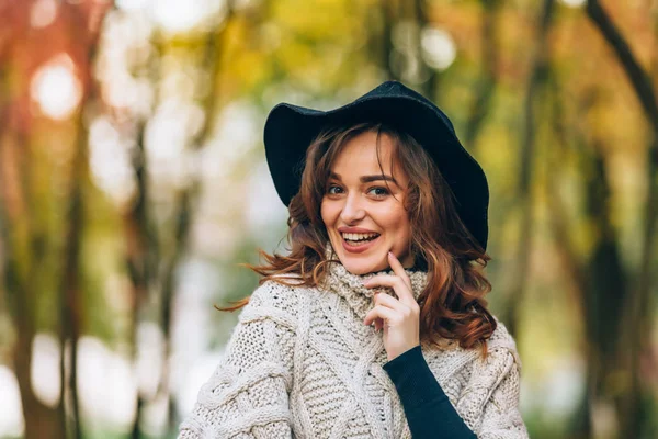 秋の森で帽子笑顔で巻き毛を持つ美しい少女 クローズ アップ — ストック写真