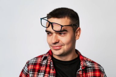 yakışıklı erkek tarafına alnındaki beyaz zemin üzerine kaldırdı gözlük ile görünüyor. Yakın çekim