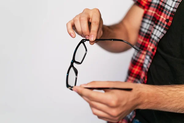Homem Segura Suas Mãos Mostra Óculos Elegantes Com Aro Preto — Fotografia de Stock