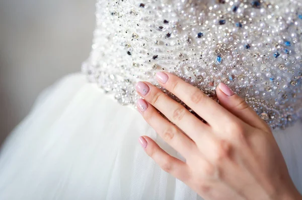 Mano Femminile Tocca Abito Sposa Della Sposa Con Strass Vita — Foto Stock