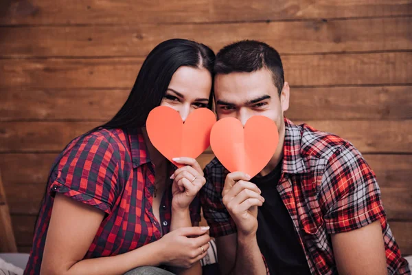 Pareja Enamorada Cierran Sus Caras Con Corazones Papel Día San — Foto de Stock