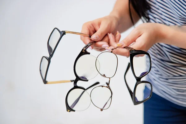 Kvinna Visar Fyra Par Glasögon Att Välja Från Vit Bakgrund — Stockfoto