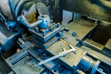 Metal tornalı metal parçalar üretimi bitki üzerinde işler. Torna iş süreci. Yakın çekim