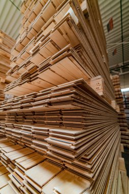 Depo raflar floorboard üretim satış için doldurulur. Ahşap işleme tesisi. Yakın çekim