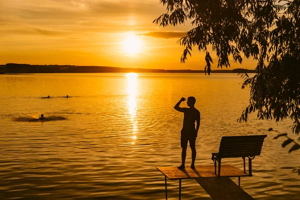 Dospělý Muž Stojí Dřevěných Zdiva Poblíž Řeky Létě Dívá Západ — Stock fotografie