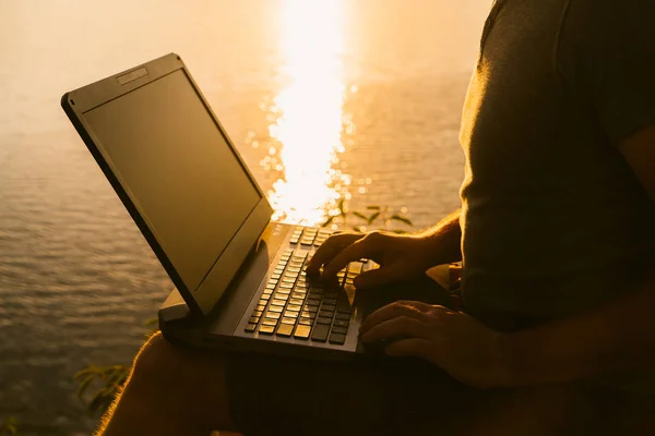 Händerna Man Skriver Tangentbordet Laptop Vid Solnedgången Bakgrunden Reflektion Solens — Stockfoto