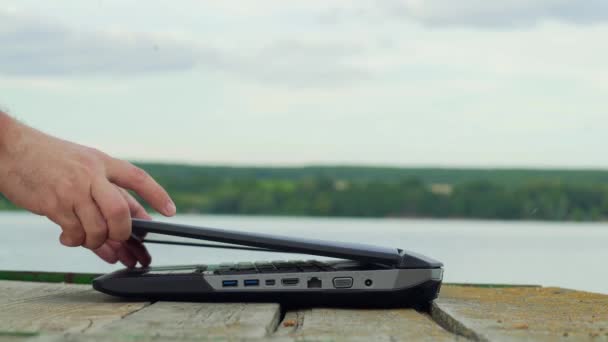 Руки Людини Використовують Ноутбук Молодий Чоловік Сидить Причалі Використовує Блокнот — стокове відео