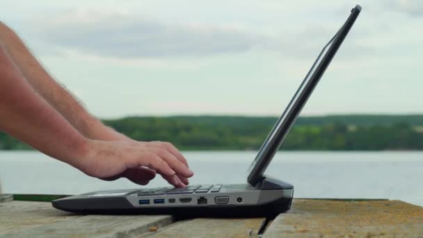 Руки Людини Використовують Ноутбук Молодий Чоловік Використовує Ноутбук Пірсі — стокове відео