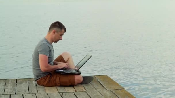 Volledige Zijaanzicht Van Lachende Volwassen Man Met Laptop Pier — Stockvideo