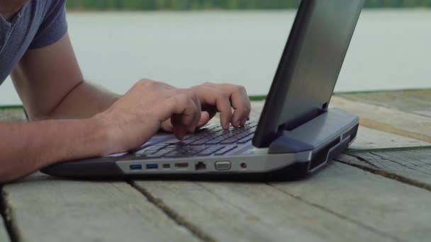 Mãos Homem Usando Computador Portátil Jovem Sentado Cais Usando Caderno — Vídeo de Stock