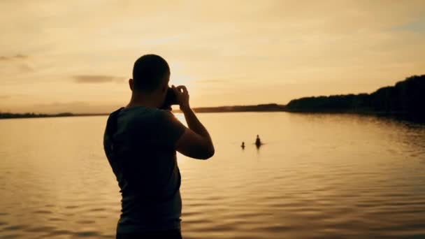摄影师在当地海滩拍摄日落照片 这是游客的点 美丽的夏日日落 — 图库视频影像