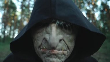 Ormanın içinde hayalet. Korkunç bir hayalet korku sahnesi