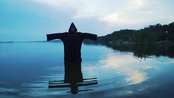 Penyihir Jahat Berjubah Hitam Dengan Tudung Sungai Kostum Halloween — Stok Video