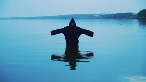 Böse Hexe Mit Schwarzer Kapuze Fluss — Stockvideo