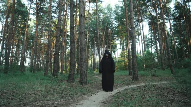 邪恶的幽灵头戴头套的生物穿过森林 万圣节 — 图库视频影像