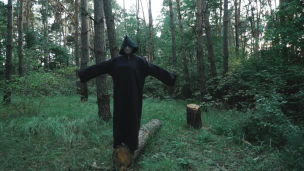 黑暗诡异的森林里可怕的怪物 万圣节服装 — 图库视频影像