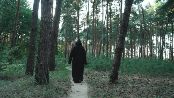 Böses Gespenst Kapuzenwesen Das Durch Den Wald Geht Halloween — Stockvideo