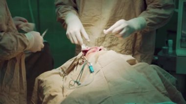 Cerrahlar ameliyat tiyatro faaliyet içinde. Hastane