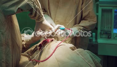 İki cerrah operasyon ameliyat odasında olun. Cerrahi aletler ile çalışma