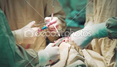 Bir cerrahın elleri bir cerrahi işlem kullanarak gerçekleştirme Close-up ekipman sterilize. Cerrahi ve acil kavramı