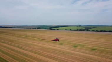 Tahıl hasat. Eylem tahıl hasat için Tarım makineleri. Havadan görünümü.