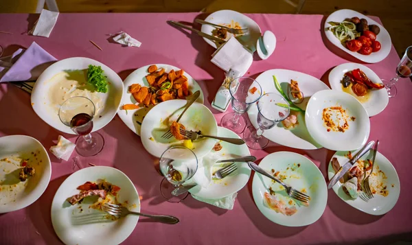 聚会后剩下的食物 脏的食物 晚饭后 餐饮业的概念 — 图库照片