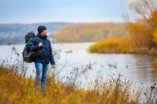 Ein Gesunder Mann Mit Schwarzem Rucksack Vor Blauem Himmel Herbstlandschaft — Stockfoto