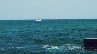 Denizdeki lüks özel karavan yatı. Güneşli bir günde açık denizde yelken açmak. Deniz tatil köyü