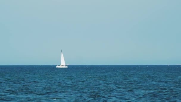 Bateau naviguant en haute mer par temps ensoleillé. Croisière yacht de luxe en mer. Voiles complètement ouvertes 