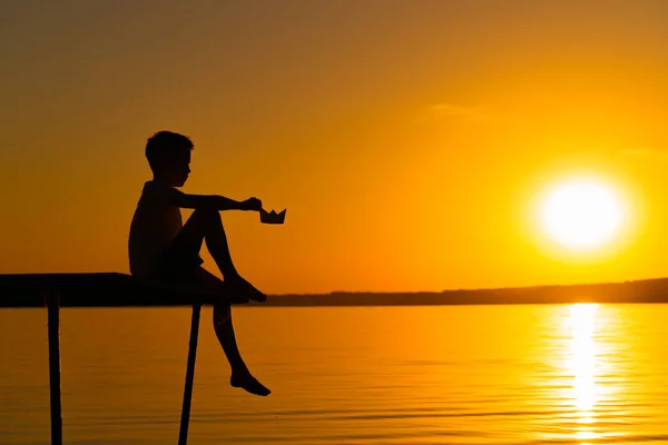 Kvällen Sitter Liten Pojke Bron Över Floden Lugn Med Ett — Stockfoto