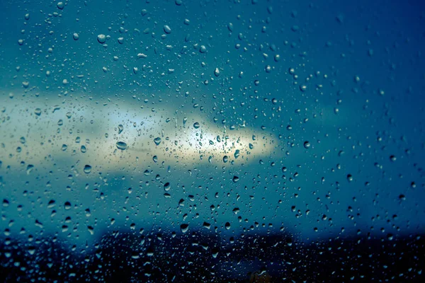 Gotas Agua Sobre Vidrio Contra Cielo Azul Nublado Por Noche —  Fotos de Stock