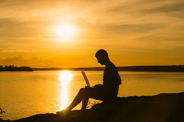 Upptagen Man Arbetar Hans Laptop Nära Floden Lugn Kväll Solnedgången — Stockfoto