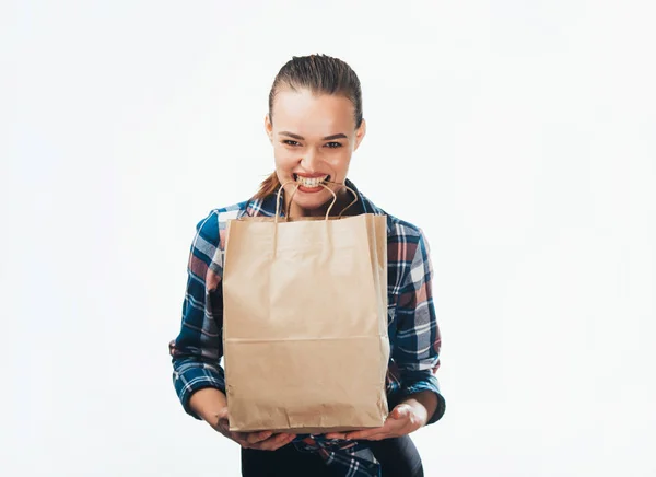 Μια Ευτυχισμένη Χαμογελαστή Γυναίκα Μια Τσάντα Για Ψώνια Ένα Λευκό — Φωτογραφία Αρχείου