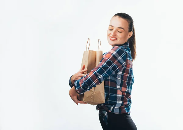 Χαμογελαστά Νεαρή Γυναίκα Κρατά Χαρτί Τσάντα Για Ψώνια Μια Όμορφη — Φωτογραφία Αρχείου